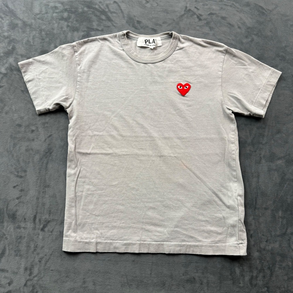 Comme des Garcons PLAY Grey Red Heart Logo T-Shirt Mens Size M Short Sleeve